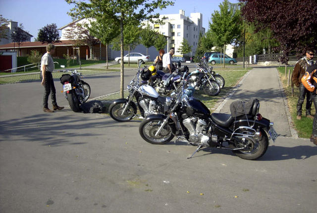 Bild011
...aber erst noch ein paar Bikes ansehen ...
